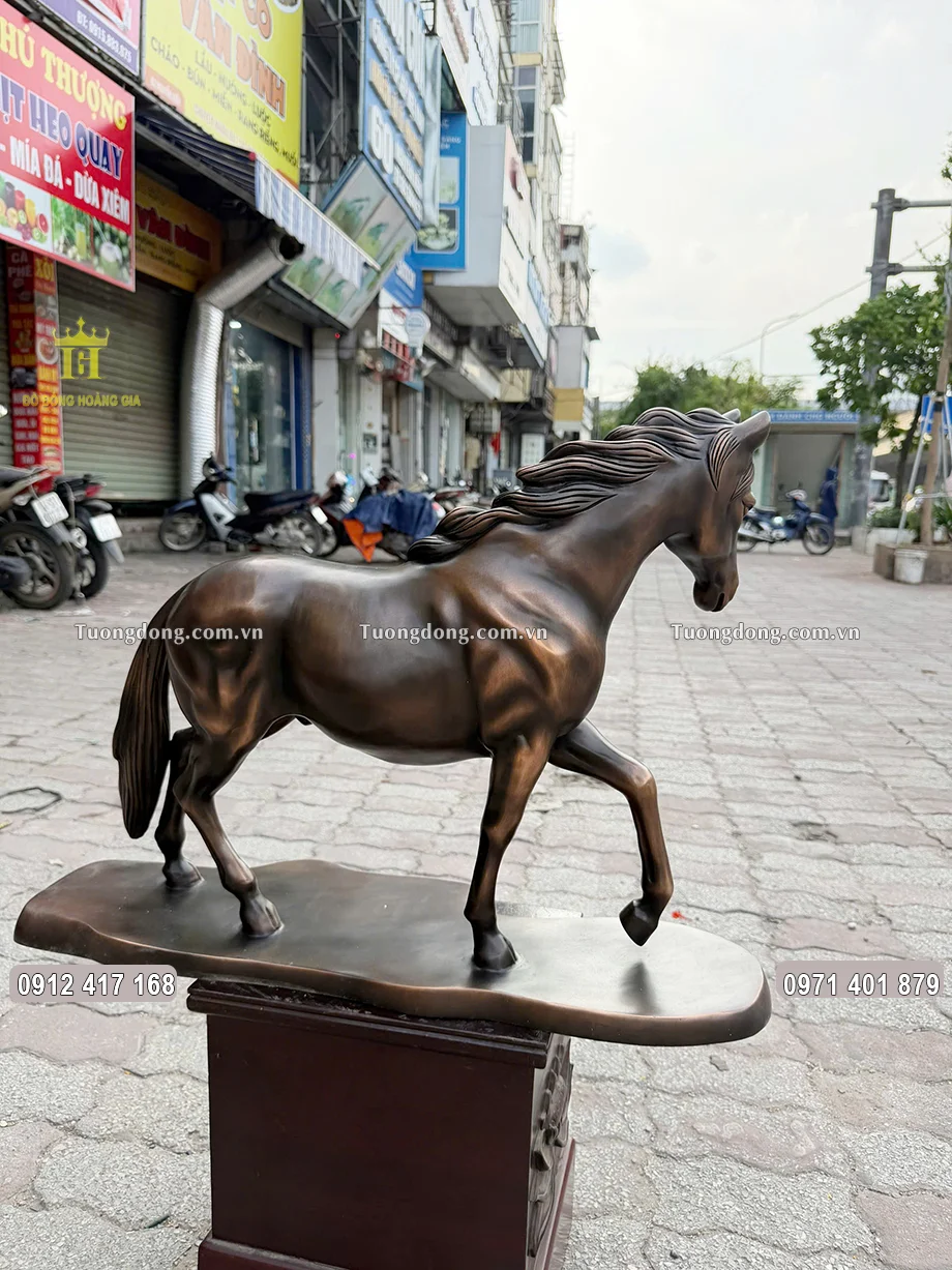 Nên quay mặt tượng ngựa về hướng Đông Nam